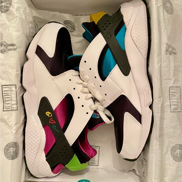 Nike Air Huarache - Peace, Love & Swoosh [New, with box] - Picture 2 of 8